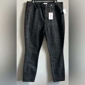 NWT Good American Good Legs cropped black foil leopard print. Size 15/33.